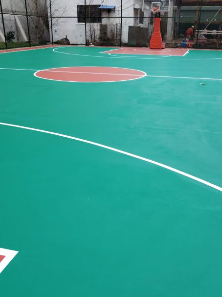 西区 球场长期使用易出现地面开裂